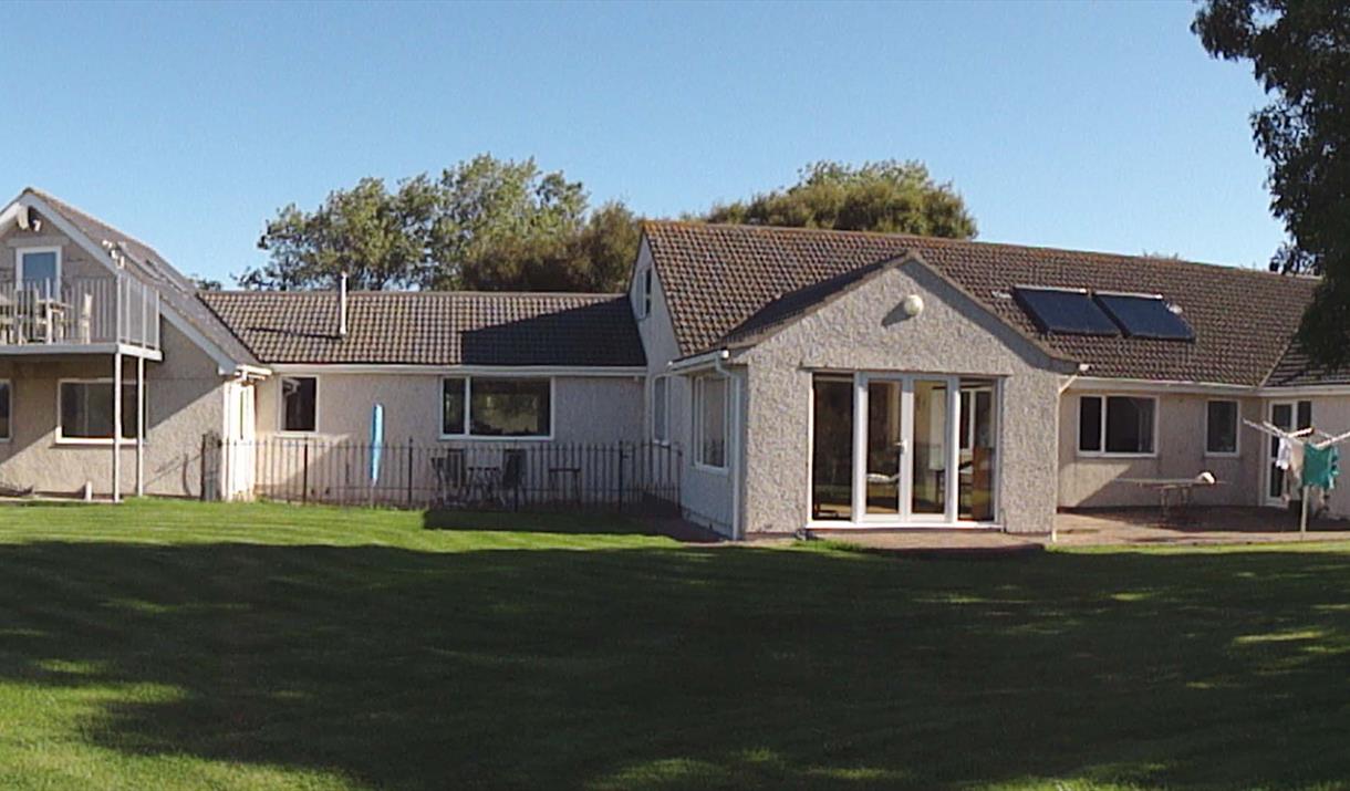 Panoramic rear view of the Beg and House